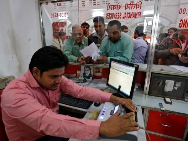 8वें वेतन आयोग के लागू होने के बाद लेवल-1 के केंद्रीय कर्मचारियों की बेसिक सैलरी 18,000 रुपए से बढ़कर 51,000 रुपए तक हो सकती है। - Dainik Bhaskar