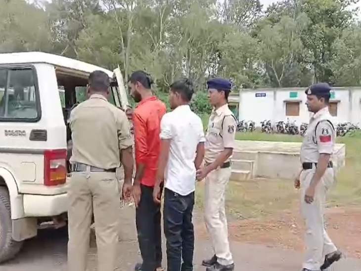 रेप के आरोपियों को ले जाती हुई पुलिस।