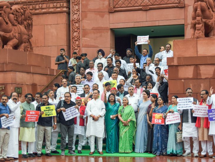 इंडिया ब्लॉक के सांसदों ने संसद भवन के मकर द्वार की सीढ़ियों पर केंद्र के खिलाफ प्रदर्शन किया।