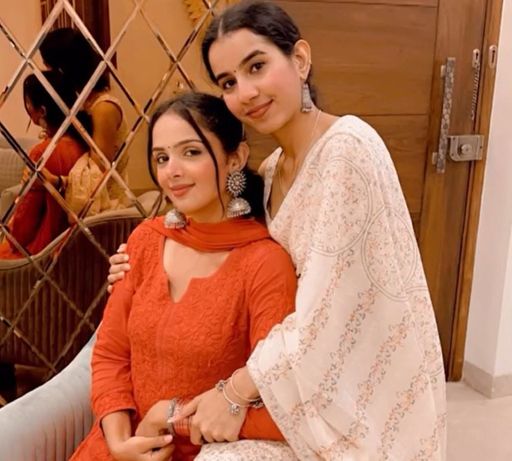 किसी समारोह में अपनी चचेरी बहन अनमोल यादव के साथ राधिका यादव (लाल कपड़ों में)। - फाइल फोटो
