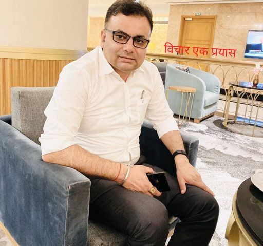संजीव दुबे इंदौर और भोपाल में भी विवादों में रहे।