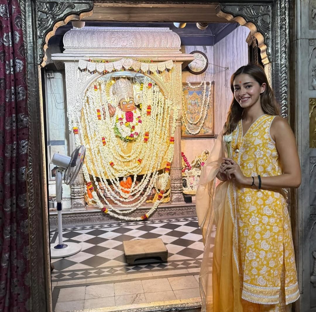 अनन्या पांडे ने मंगलवार को काले हनुमानजी मंदिर में पूजा-अर्चना की।