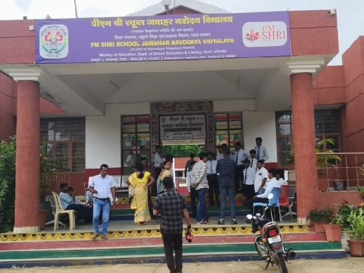 स्कूल में परिजन पहुंचे हैं।