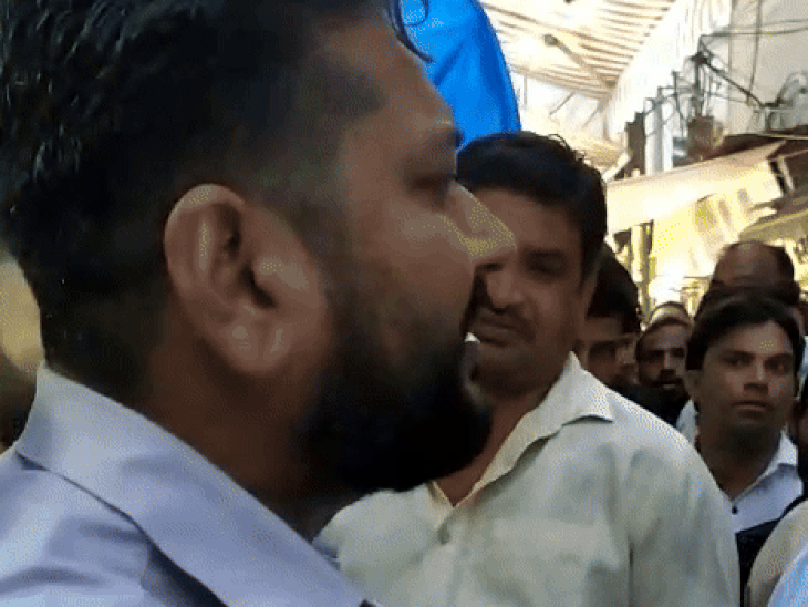 सोमवार को न्यू मार्केट में अतिक्रमण हटाए जाने के दौरान व्यापारी ने विवाद किया था। इस मामले में थाने में केस दर्ज किया गया है। - Dainik Bhaskar