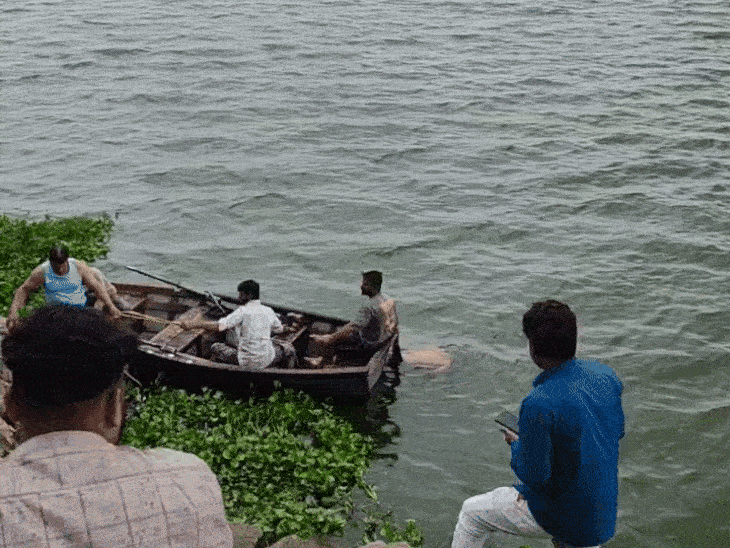 नगर निगम के गोताखोरों ने शव को बरामद किया। बुधवार को बॉडी का पीएम कराया जा रहा है।
