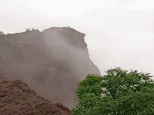 पहाड़ का बड़ा हिस्सा गिरने से मौके पर एक बारगी अफरा-तफरी मच गई।