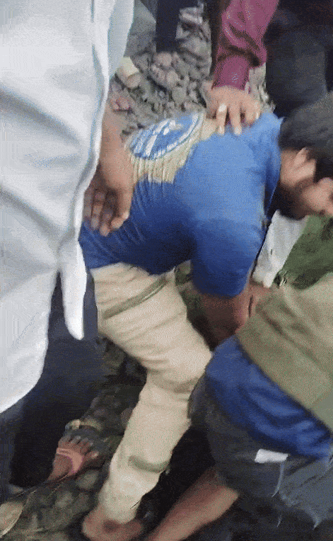 लोगों ने युवक को पकड़कर उसके पैर और हाथ बांधे। इसके बाद उसे खंडवा स्टेशन पर छोड़ा गया।