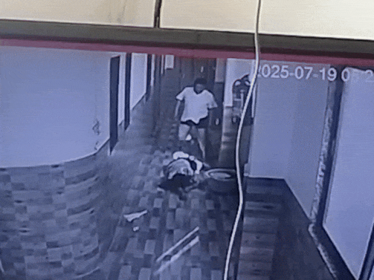 जमीन पर पड़ी पत्नी का बाल पड़कर घसीटा।