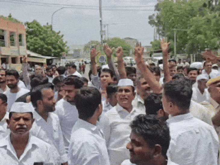 जिला कलेक्ट्रेट के बाहर कांग्रेसियों ने जमकर प्रदर्शन किया।