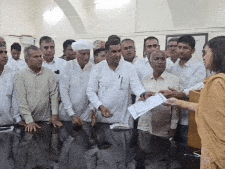 राज्यपाल के नाम का ज्ञापन जिला कलेक्टर टीना डाबी को दिया।