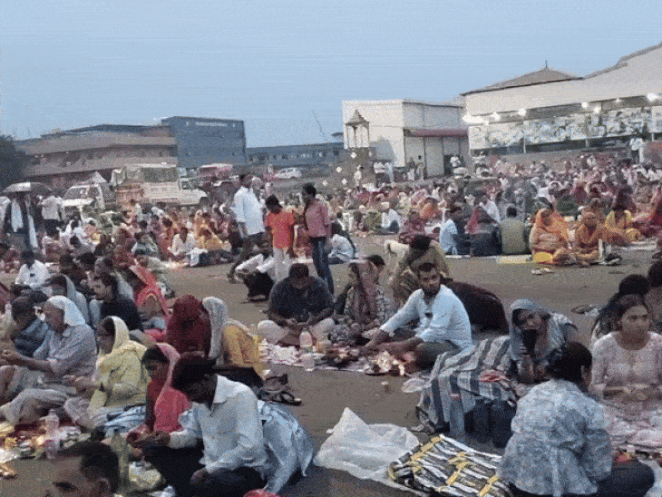 जयकारों के बीच श्रद्धालुओं ने एक घंटे तक विधिवत शिव की उपासना की