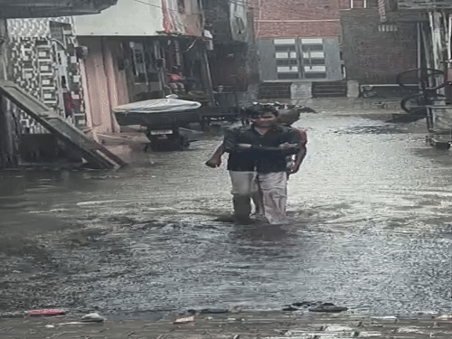 लिसाड़ी गेट की शालीमार गार्डन गली नंबर 3 में जल भराव।