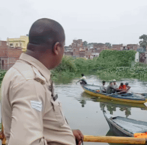 वरूणा क्षेत्र के नक्खी घाट में नाव से लोग सुरक्षित स्थान पर आ रहे।