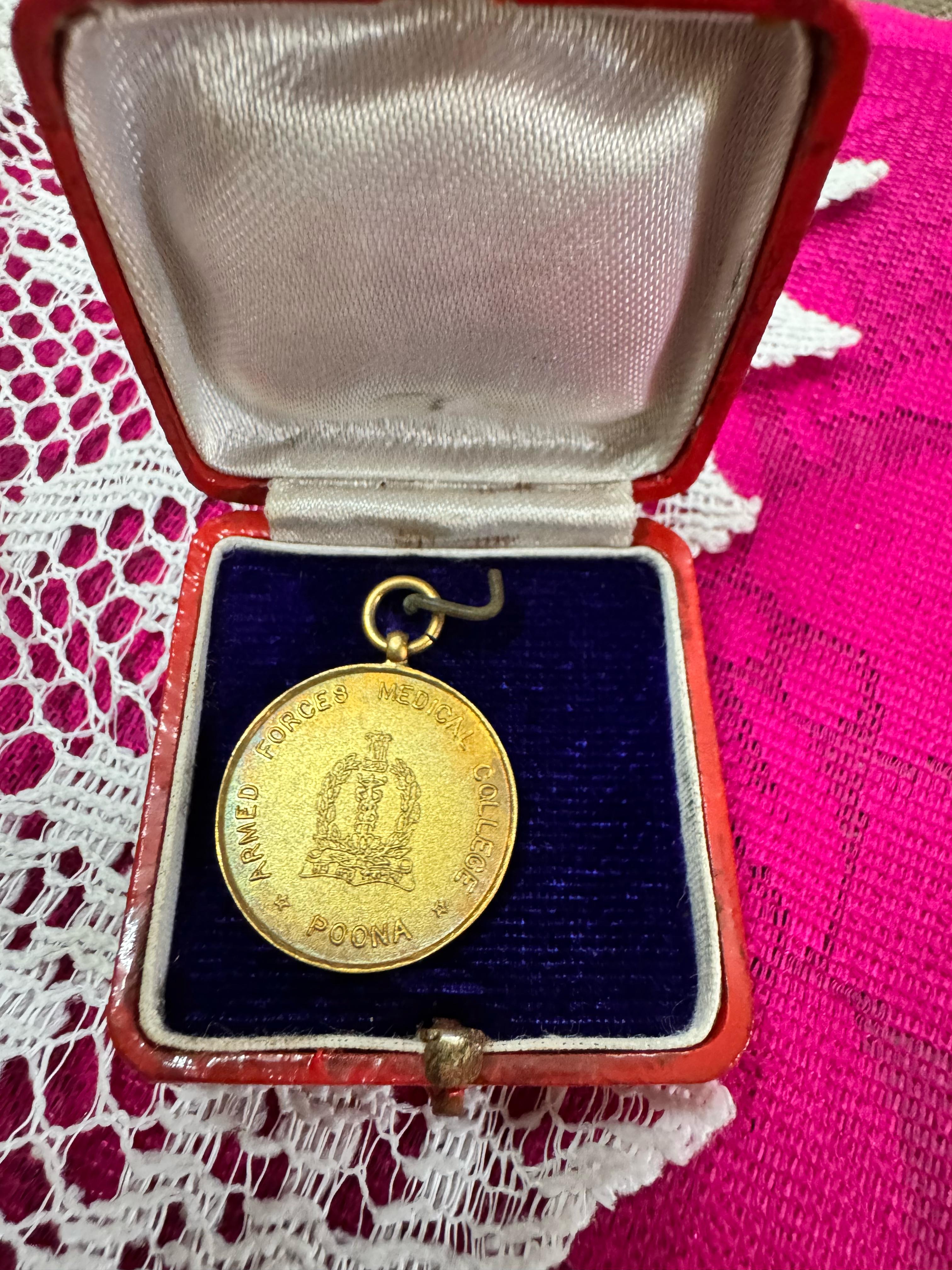 ब्रिगेडियर प्रणव लहरी को पुणे मेडिकल कॉलेज में मिला गोल्ड मेडल।
