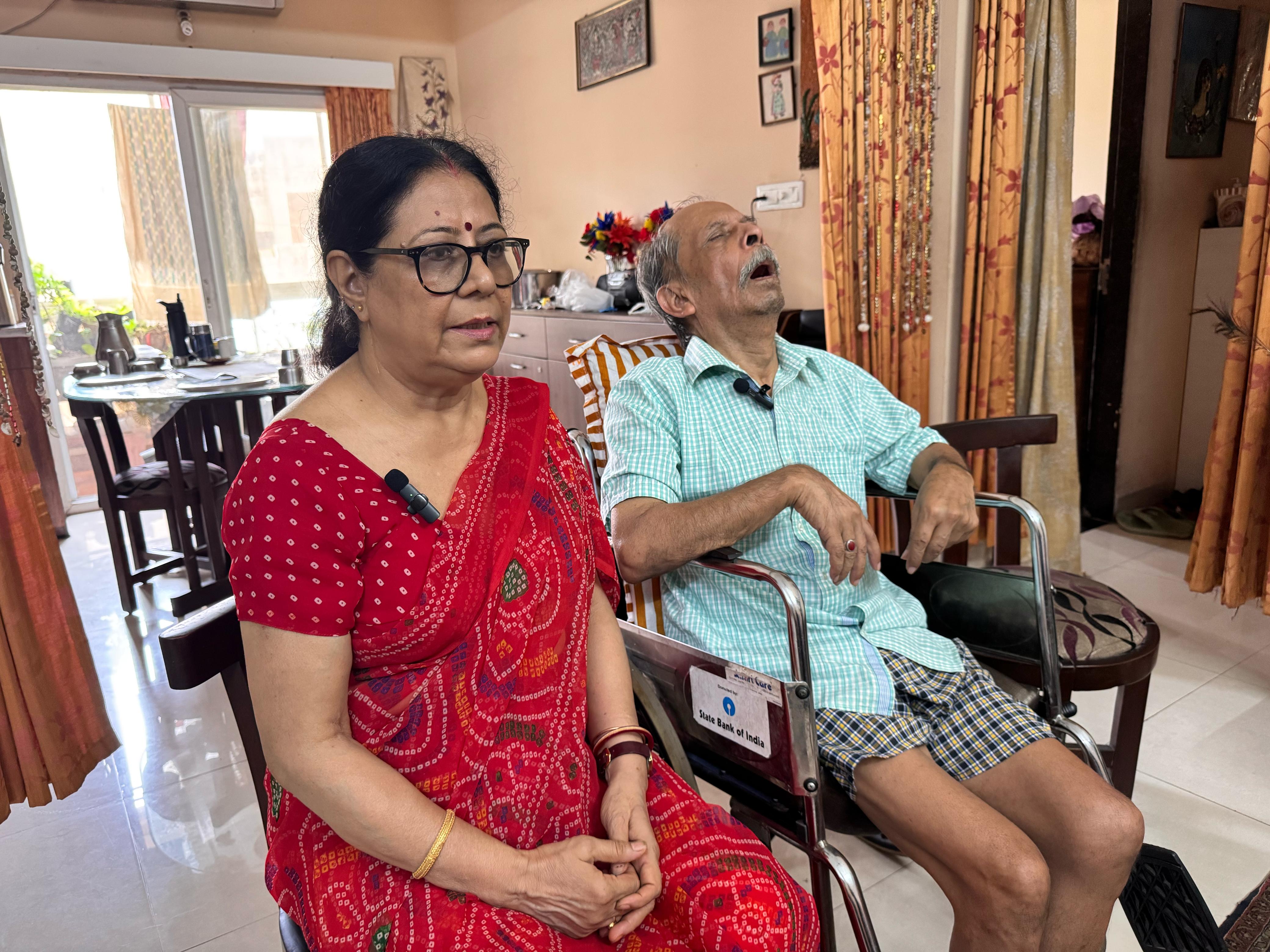 प्रणव लहरी और उनकी पत्नी निवेदिता लहरी की तस्वीर है। प्रणव लहरी व्हीलचेयर पर ही चलते हैं। उनकी स्थिति बहुत खराब है।