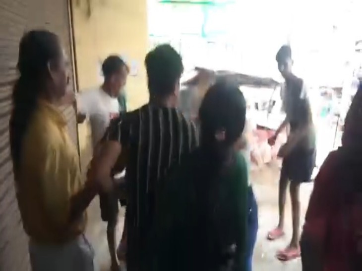 आधा घंटे तक हंगामा चलता रहा