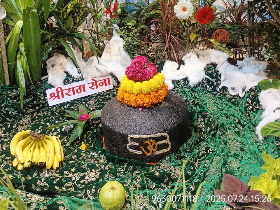 Baba Baijnath Mahadev decorated with flowers and greenery | फूलों और ...