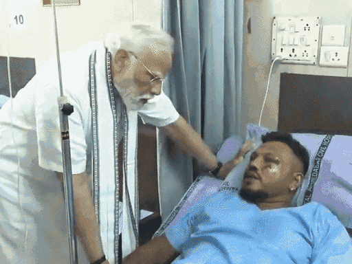हादसे के एक दिन बाद 13 जून को PM मोदी ने अस्पताल में विश्वास भालिया से मुलाकात की थी।
