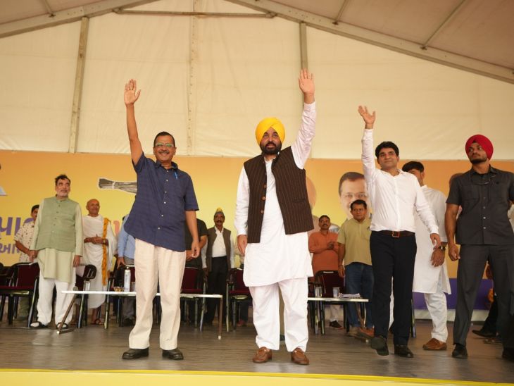 बुधवार को मोडासा में महापंचायत के दौरान अरविंद केजरीवाल और पंजाब के सीएम भगवंत मान।