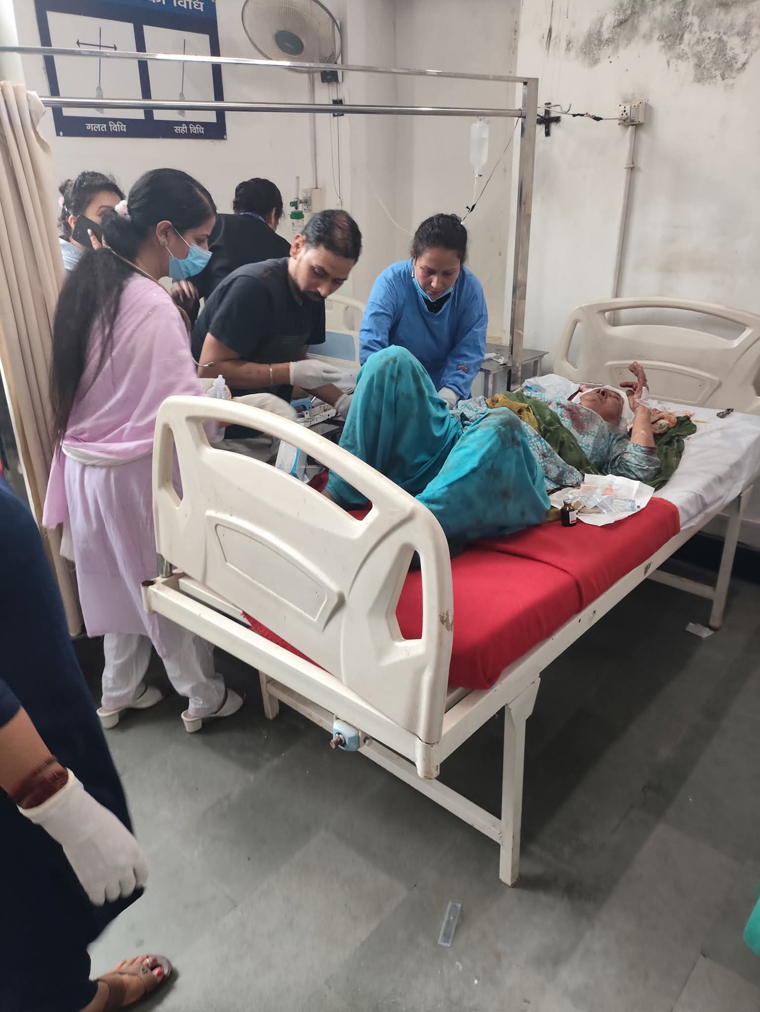 मंडीच्या सरकाघाट येथील जखमी महिलेवर रुग्णालयात उपचार सुरू आहेत.