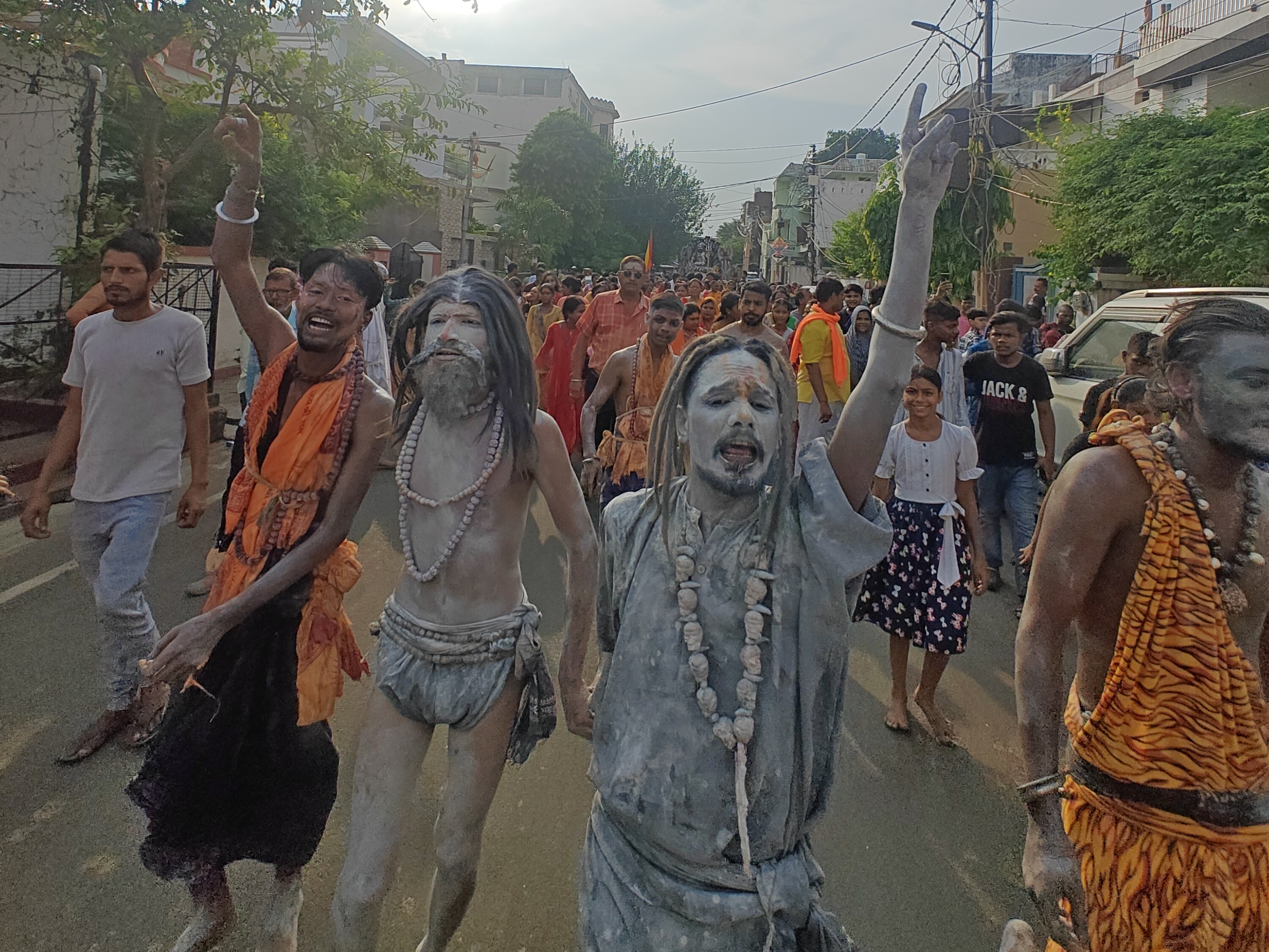 श्री महाकाल मंदिर से बाबा महाकाल की पालकी यात्रा में शामिल हुए साधू।