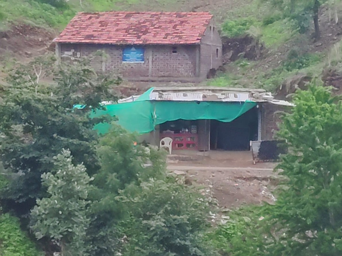 बस के यात्री प्रतीक्षालय को बनाया दुकान।