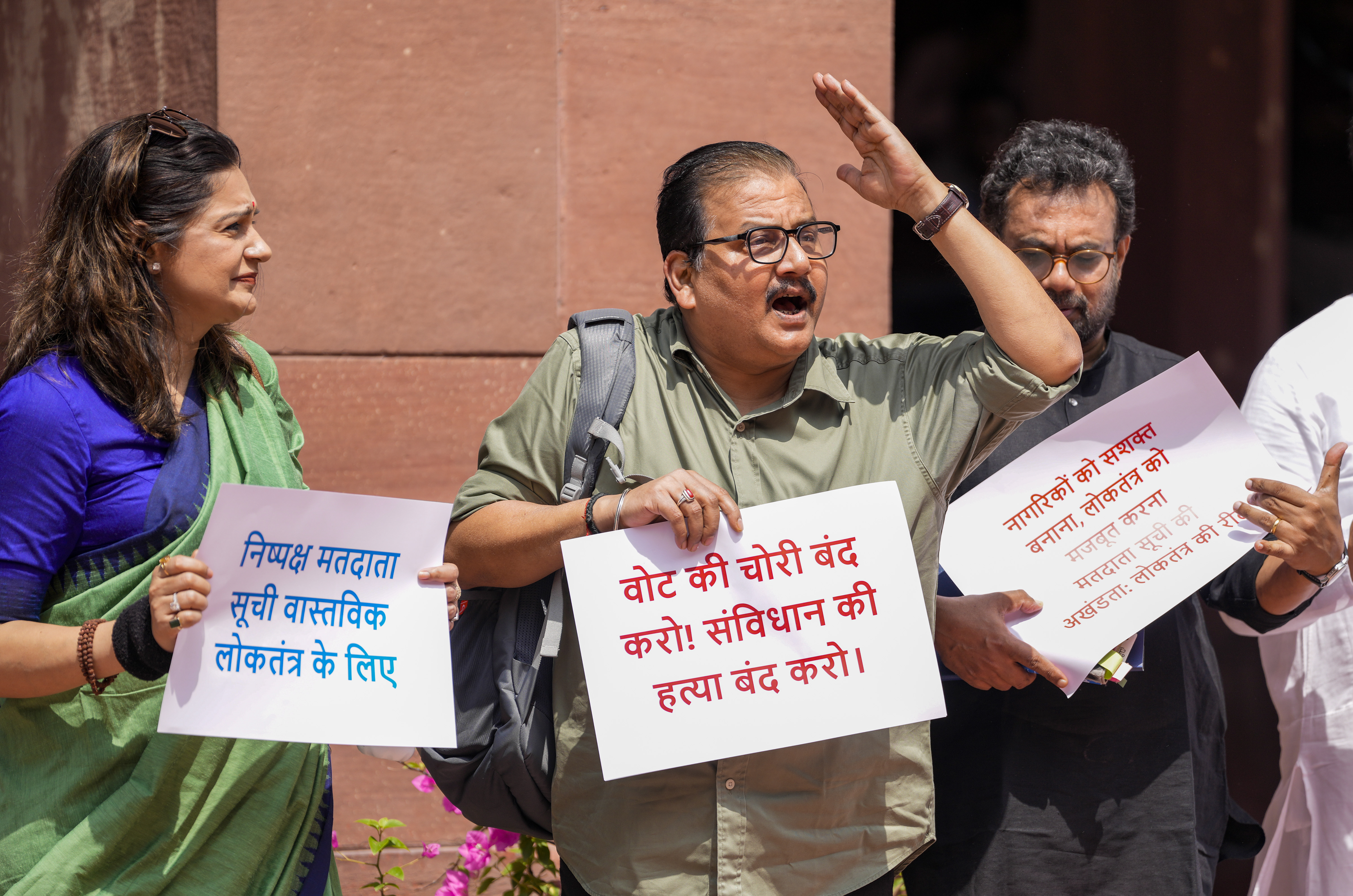 RJD सांसद मनोज झा ने 'संविधान की हत्या बंद करो' लिखे पोस्टर लहराए। उनके साथ प्रियंका चतुर्वेदी और जॉन ब्रिटास भी नजर आए।