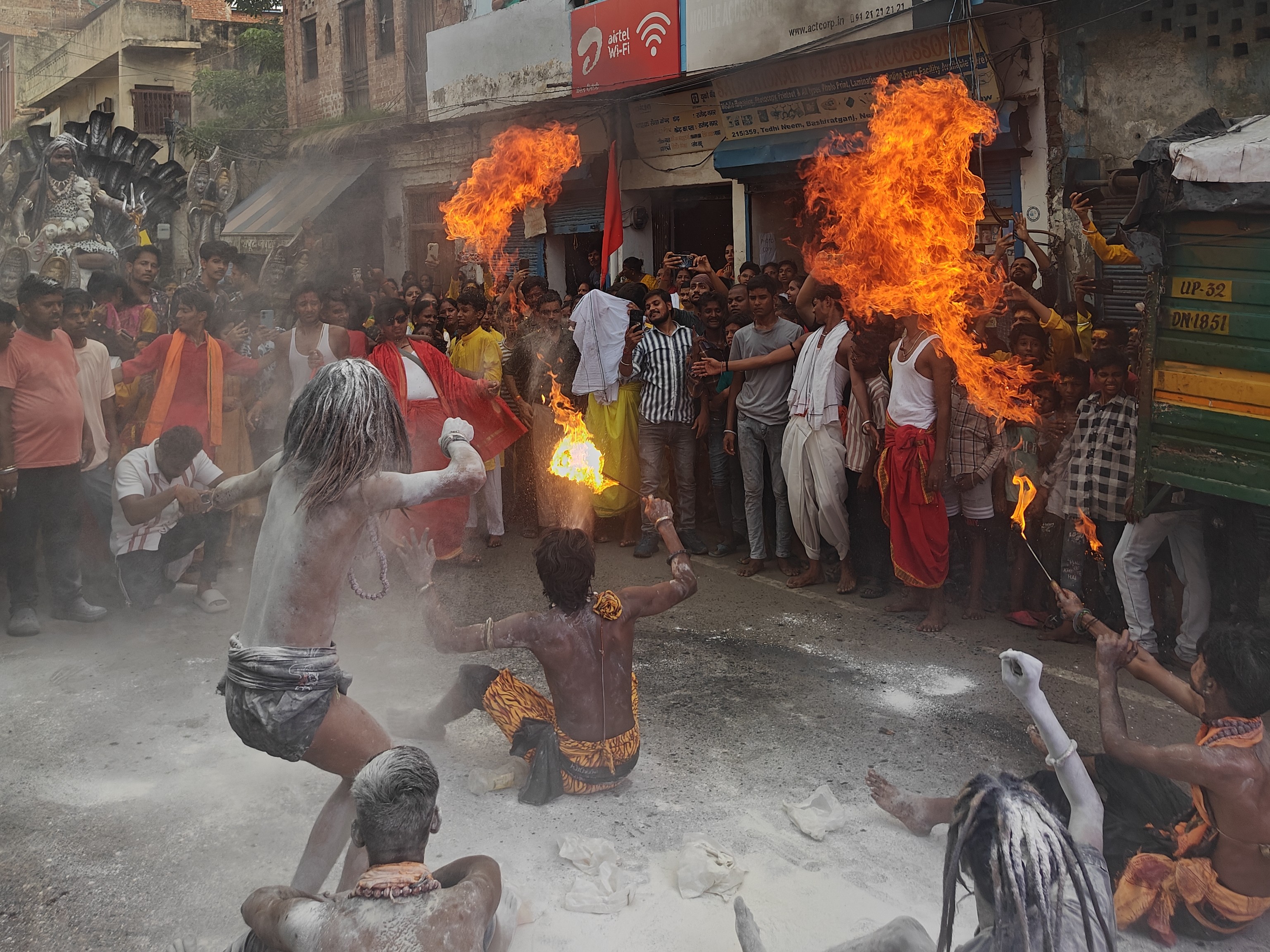 रानीगंज नाका चौराहा पर करतब दिखाते यात्रा में शामिल साधू।
