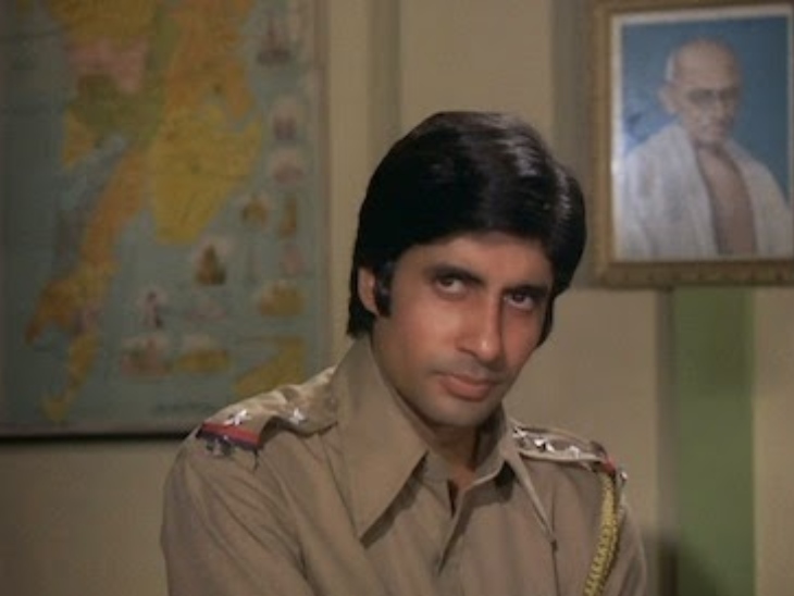 ‘जंजीर’ (1973) को प्रकाश मेहरा ने निर्देशित और निर्मित किया था। फिल्म की कहानी सलीम-जावेद ने लिखी थी।