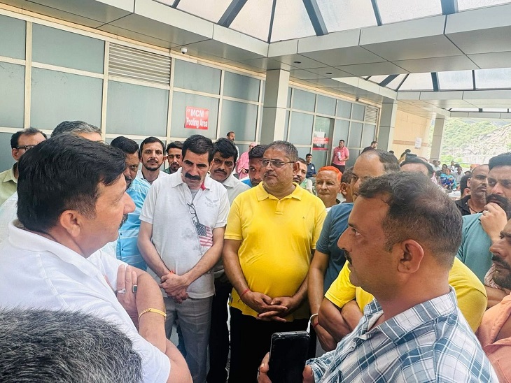 Deputy CM Mukesh Agnihotri reached AIIMS Bilaspur to know the condition of the injured in the Sarkaghat bus accident