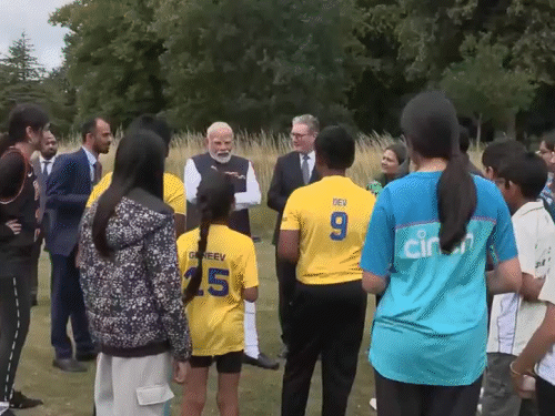 मोदी और स्टार्मर ने बकिंघम स्ट्रीट क्रिकेट हब के सदस्यों से मुलाकात की।