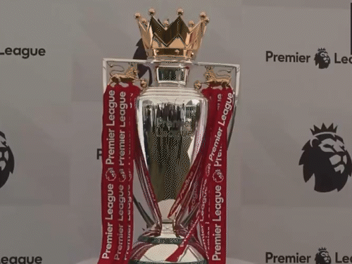 दोनों नेताओं ने प्रदर्शनी में इंग्लिश प्रीमियर लीग ट्रॉफी के सामने हाथ मिलाते हुए तस्वीर भी खिंचाई।