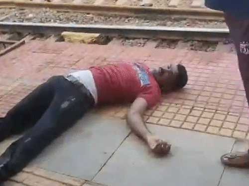 ट्रैक पर गिरे यात्री को वहां मौजूद लोगों की मदद से प्लेटफॉर्म पर लाया गया।