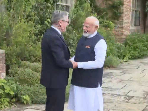 There was a free trade agreement between India and Britain on Thursday, July 24. Earlier, PM Modi and British PM stormer met.
