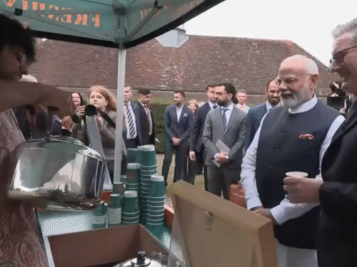 मोदी ने लंदन में बिजनेस प्रदर्शनी का दौरा किया।