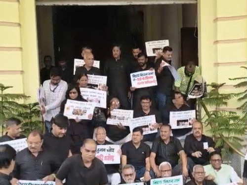 Opposition in black clothes outside the Bihar Assembly on the issue of SIR.