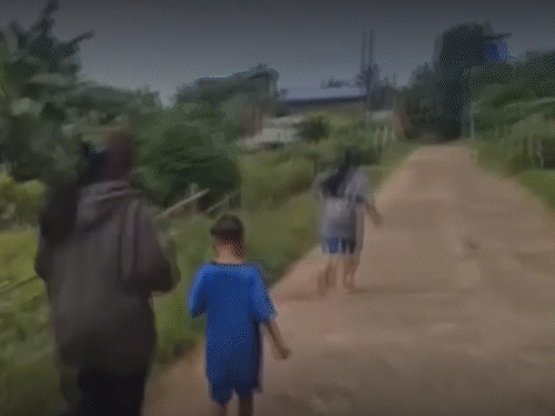 कंबोडियाई सीमा के पास थाईलैंड के बुरीराम प्रांत के बान दान जिले के लोगों ने अपना घर खाली करना शुरू कर दिया है।