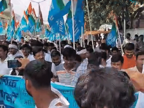 NSUI workers set out for the assembly siege.