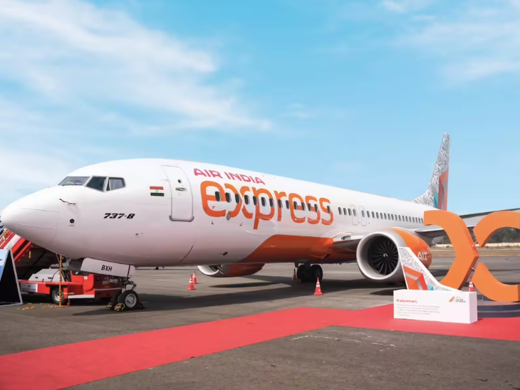 The airline spokesman said the flight crew had seen a small technical problem in the plane. Due to this, the takeoff of the plane was stopped. - Dainik Bhaskar