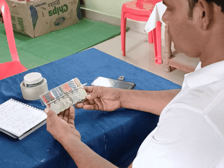 राजकुमार ने उन्हें मिले हुए मेडल दिखाए जिसे उन्होंने पॉली कवर में रखा है ताकि धूल न बैठ जाए।