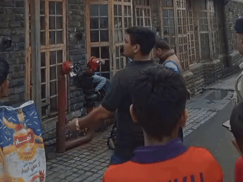 मौके पर फायर ब्रिगेड के कर्मचारियों को बुलाया गया।