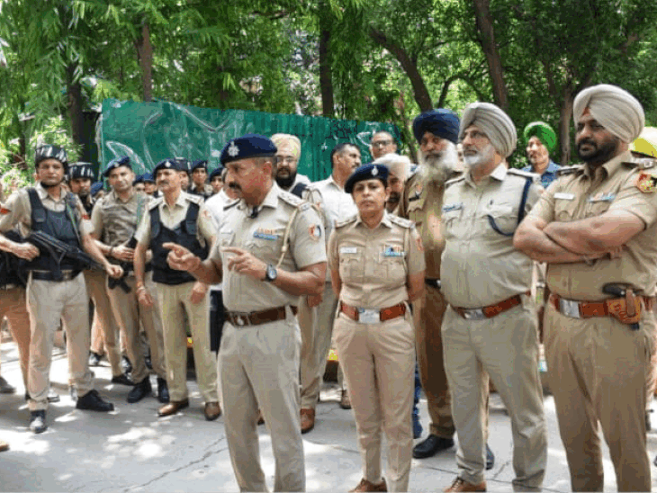 इंस्पेक्टर जसपाल टीम समझाता हुआ।