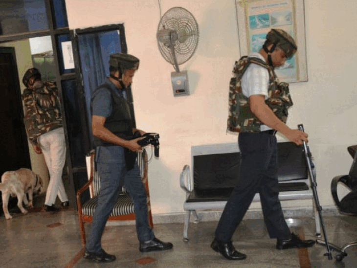 बम स्क्वायड टीम जांच करती हुई।