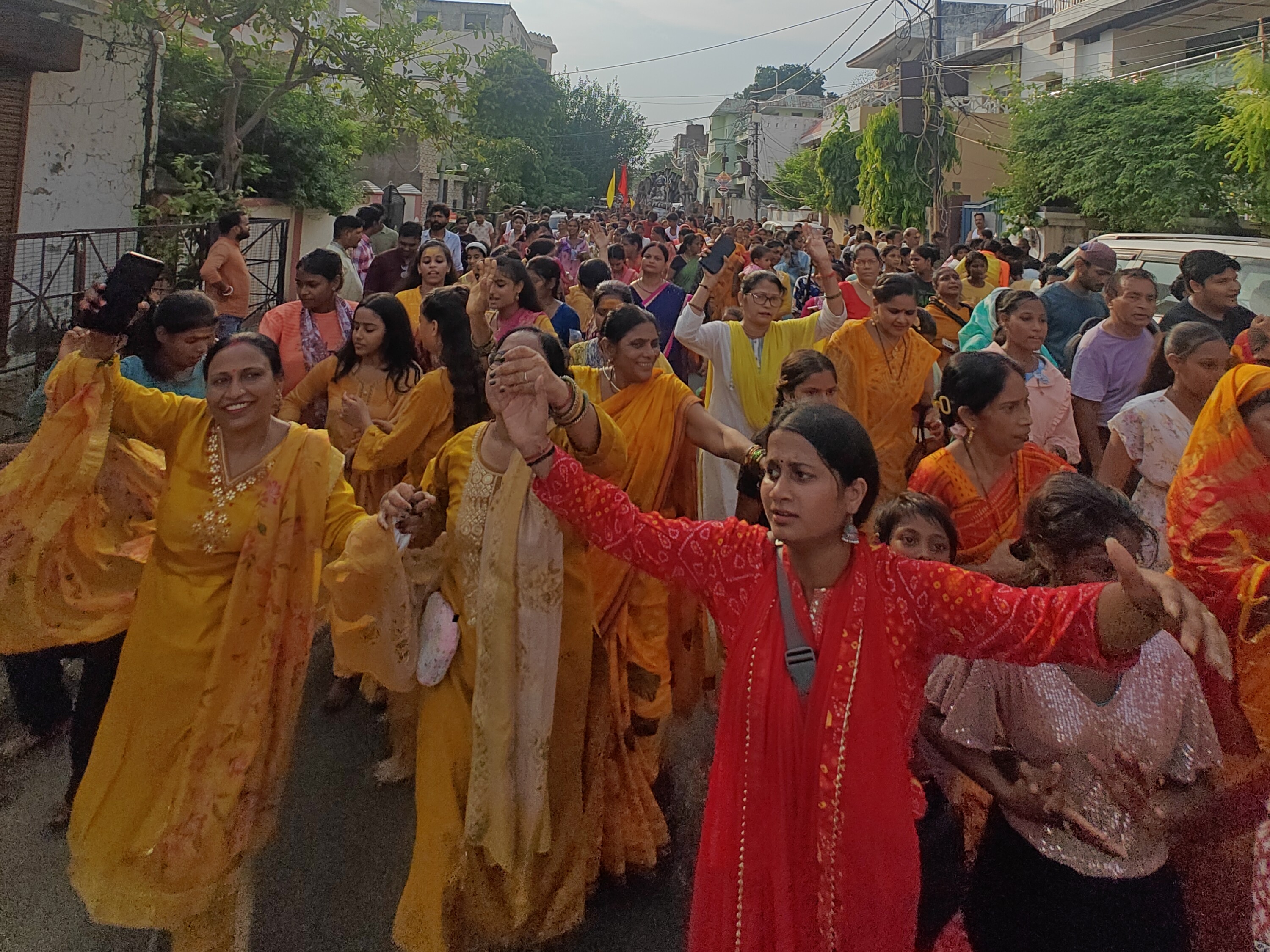 लखनऊ के राजेन्द्र नगर स्थित श्री महाकाल मंदिर से बाबा महाकाल की पालकी यात्रा पूरे श्रद्धा और उत्साह के साथ निकाली गई।