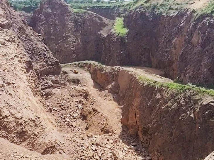 खनन के बाद हुए गहरे गड्ढे, तस्वीर में अंदर जेसीबी भी छोटी सी दिखाई दे रही है। इसकी गहराई करीब 250 फीट से ज्यादा बताई जा रही है।