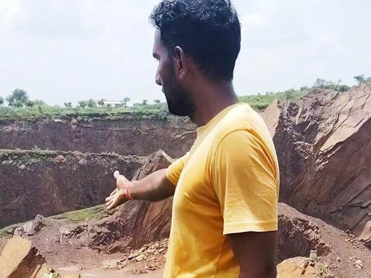 मौके के हालात दिखाते हुए ग्रामीण कृष्ण सिंह ने बताया कि खनन के कारण हमेशा किसी बड़े हादसे का डर बना रहता है।