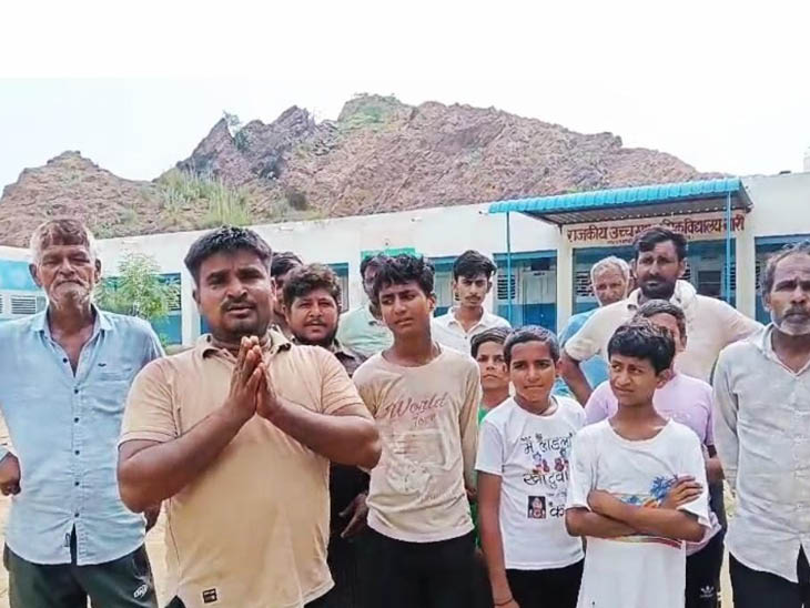 गांव का सरकारी स्कूल, जहां ग्रामीणों ने पहुंचकर बच्चों को सुरक्षित निकलवाया। स्कूल के पीछे वो पहाड़ साफ नजर आ रहा है, जो धाराशायी हुआ था।