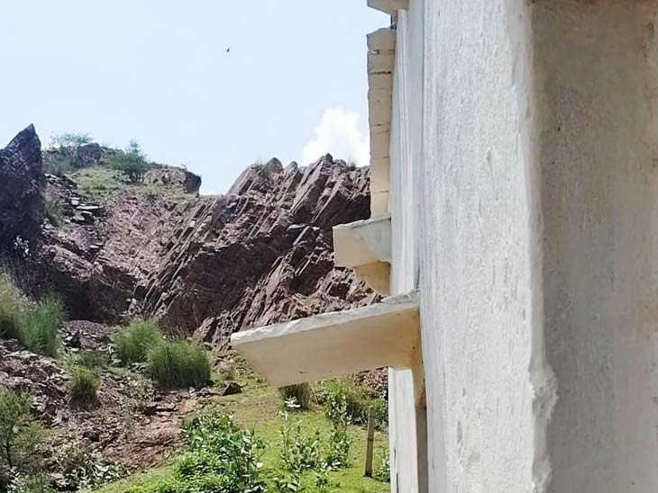 स्कूल के पीछे ही वो पहाड़ी है जहां खनन हो रहा है, लेकिन बच्चों की सुरक्षा की किसी को परवाह नहीं है।