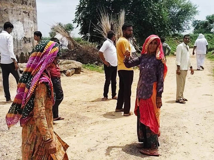 घटना के बाद से ग्रामीणों में प्रशासन के खिलाफ गुस्सा है। उनका आरोप है अधिकारियों को उनकी सुरक्षा की चिंता नहीं है।