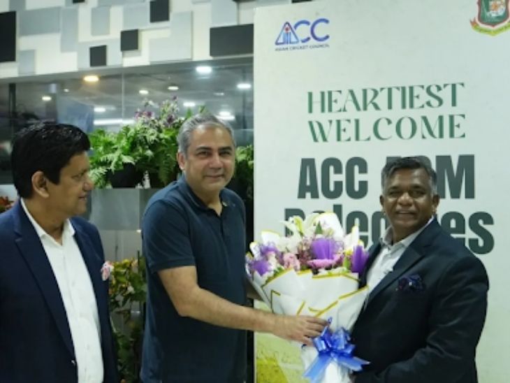 BCB President Aminul Islam and CEO Nizamuddin Chaudhary welcomed PCB and ACC chief Mohsin Naqvi on reaching Dhaka. - Dainik Bhaskar